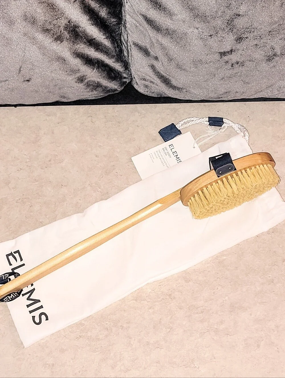 NWT ELEMIS BODY DETOX LONG HANDLE EXFOLIATING DRY BODY BRUSH WITH STORAGE BAG.